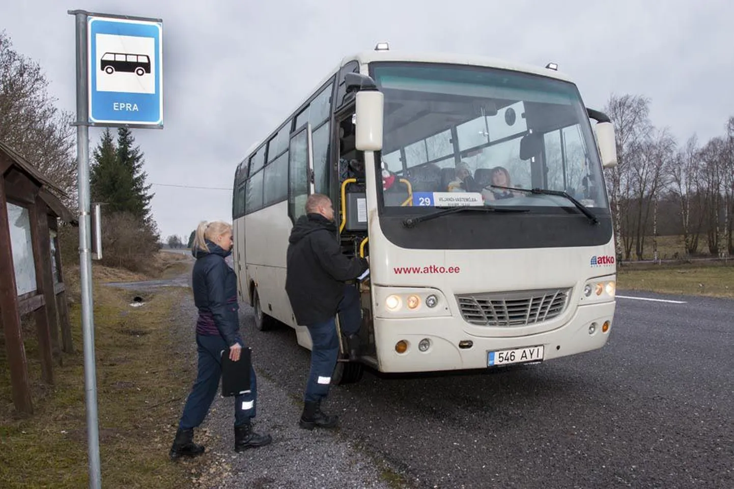 Kui harilikes ülerõivastes politseinikud astusid eile õhtupoolikul Suure-Jaani vallas Epra bussipeatuses ühissõidukisse, ootasid neid ees üksnes rihmaga kinni olevad sõitjad. Seevastu esimesena kontrollitud bussist ei leidnud politseinikud ühtegi sõitjat, kes oleks turvavarustust kasutanud.