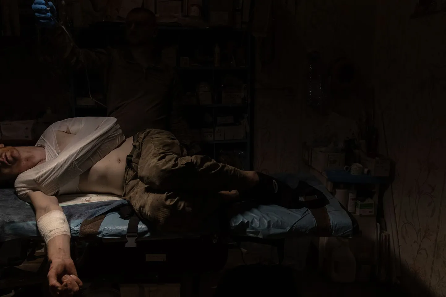 Украинский солдат в военном госпитале в Бахмуте.