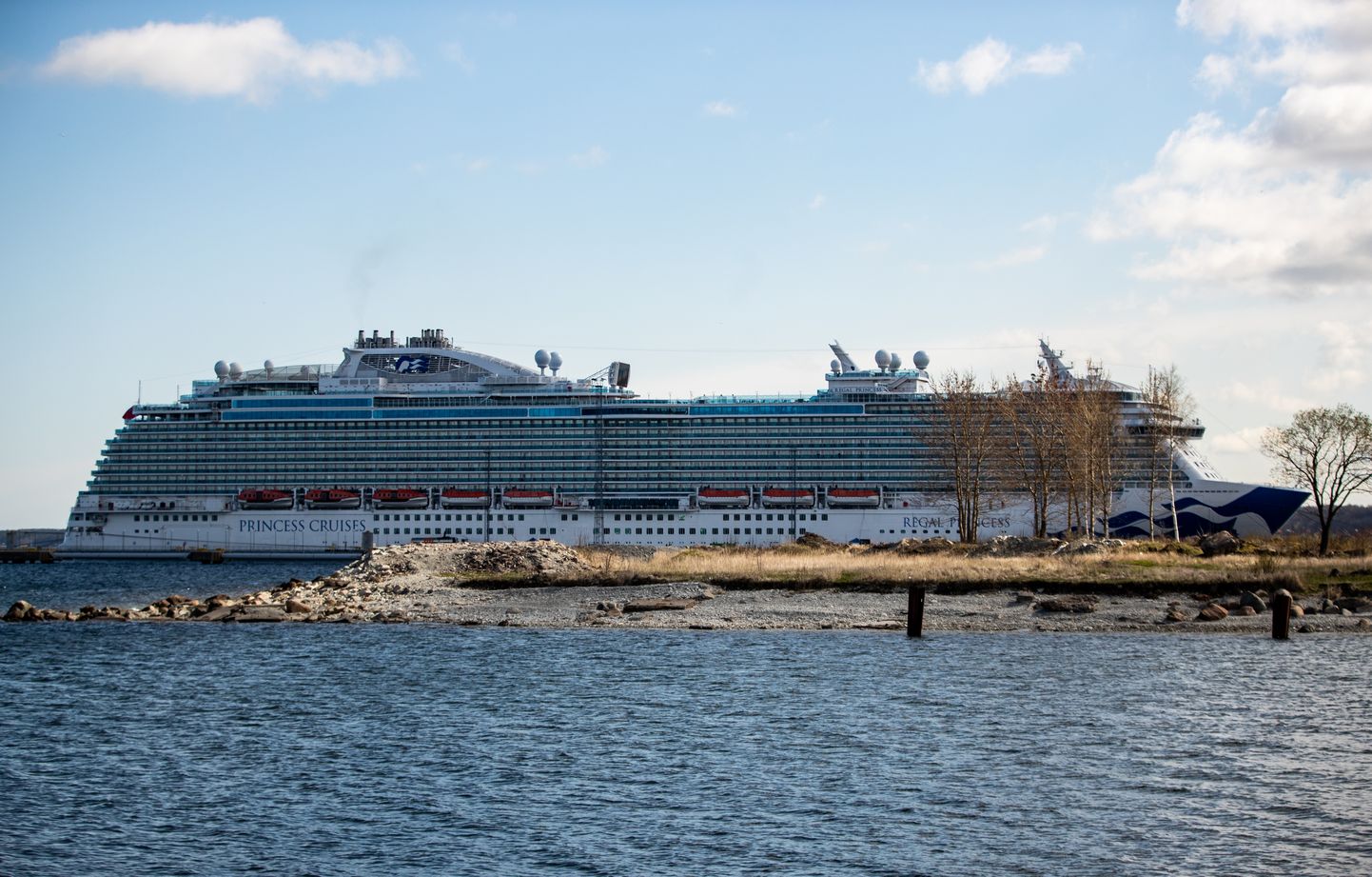 Круизный корабль Regal Princess в Таллиннском порту.