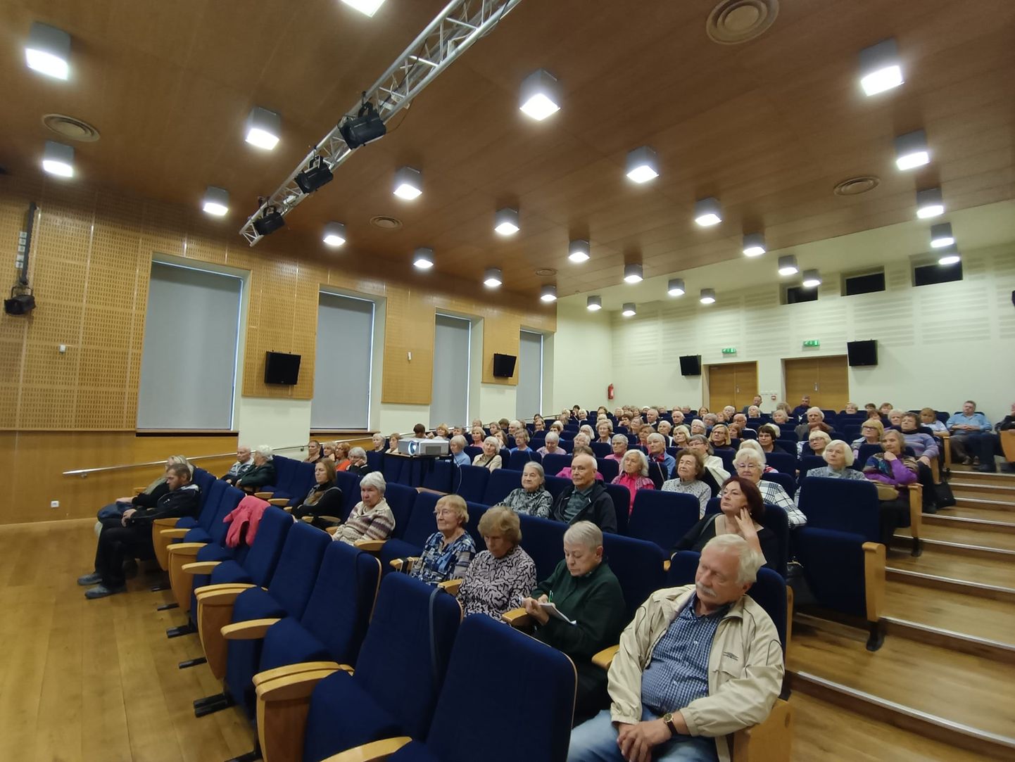 Türi kultuurikeskuse saali kogune loenguid kuulama väärikas eas auditoorium.