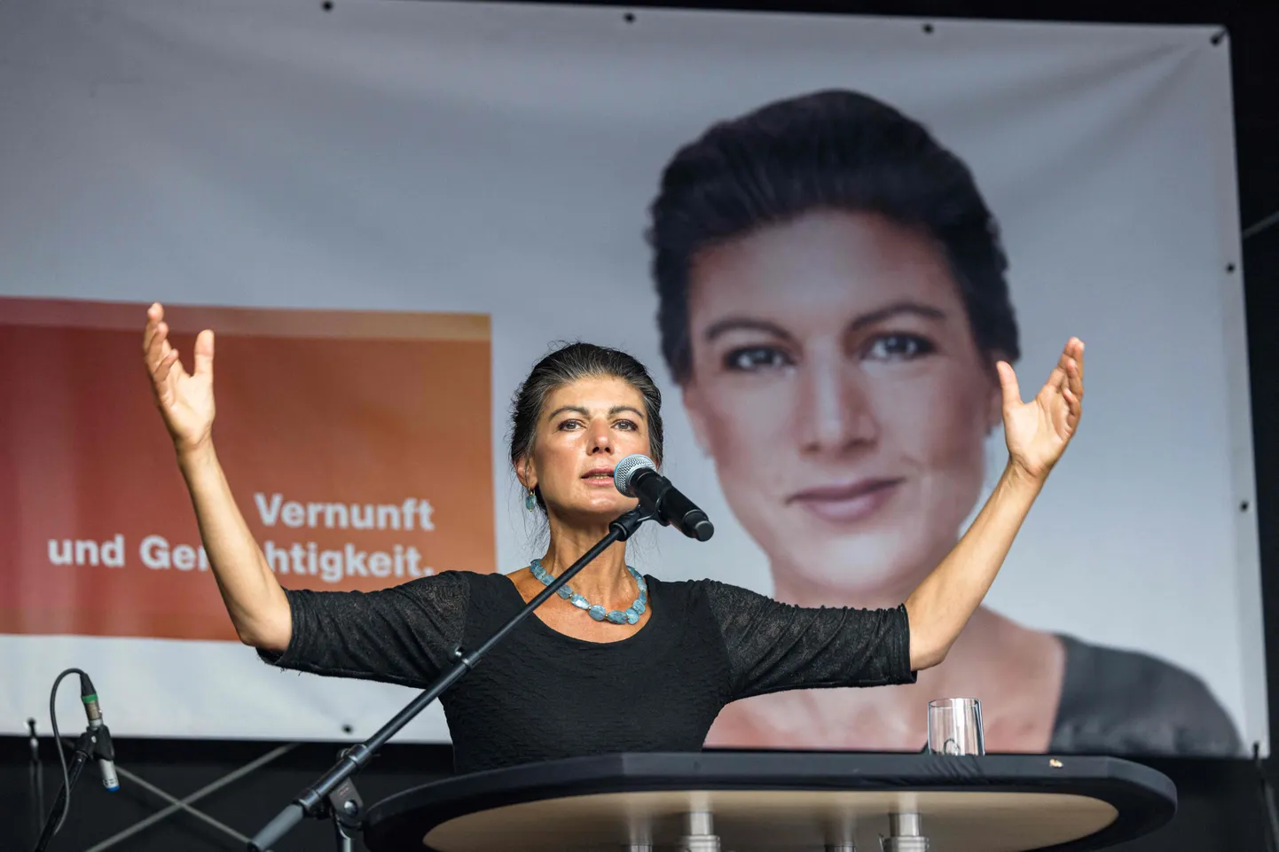 Ida-Saksamaa liidumaade valimistel võib kujuneda oluliseks kaalukeeleks uus vasakradikaalne erakond Sahra Wagenknechti Liit. Fotol esineb erakonna juht Wagenknecht valimisüritusel Zwickaus 20. augustil.
(Photo by JENS SCHLUETER / AFP)