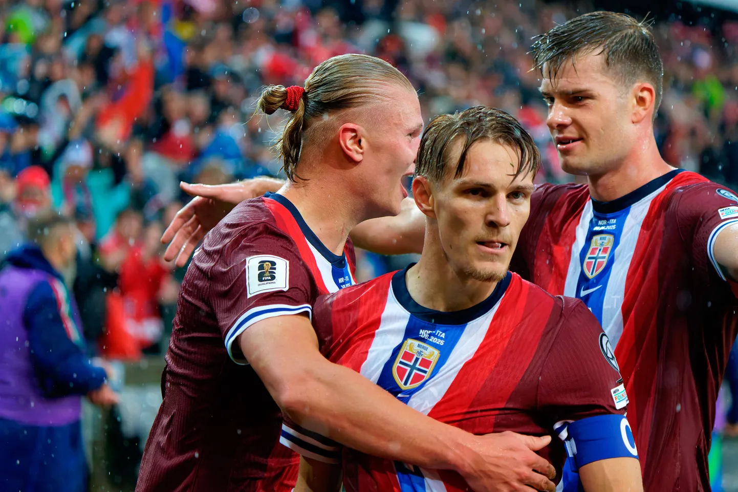 Norra koondislased said reedel rõõmustada vihmases Oslos peetud mängus Itaaliaga kolme värava ja lõpuvile järel ka kindla võidu üle. Pildil on Erling Haaland (vasakult), Martin Ödegaard ja Alexander Sörloth.