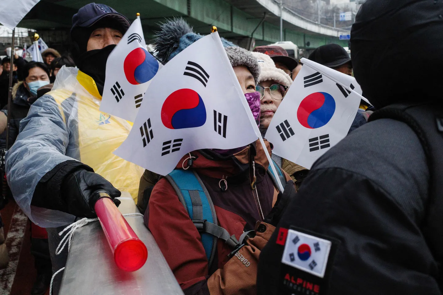 Lõuna-Korea tagandatud presidendi Yoon Suk-yeoli pooldajad avaldamas 5. jaanuaril meelt tema residentsi juures.