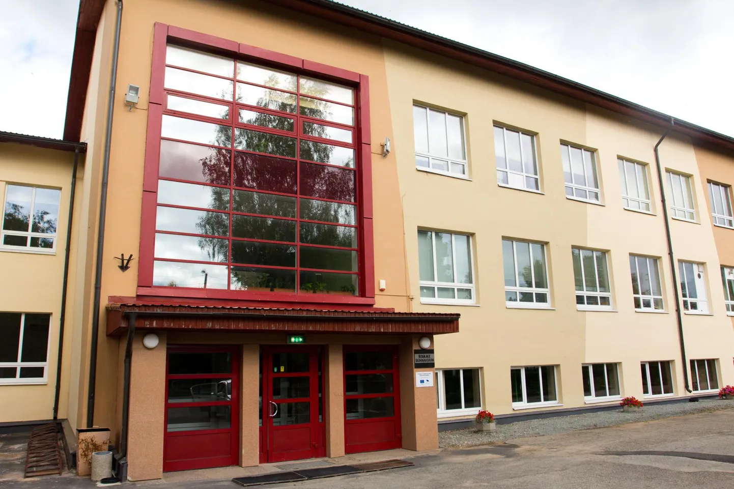 Kuigi prognoosi kohaselt oleks Lääne-Virumaal praegu pidanud olema maksimaalselt kolm gümnaasiumi, on gümnaasiumihariduse andmine viimastel aastatel lõpetatud ainult pildil olevas Rakke koolis ja Haljalas.