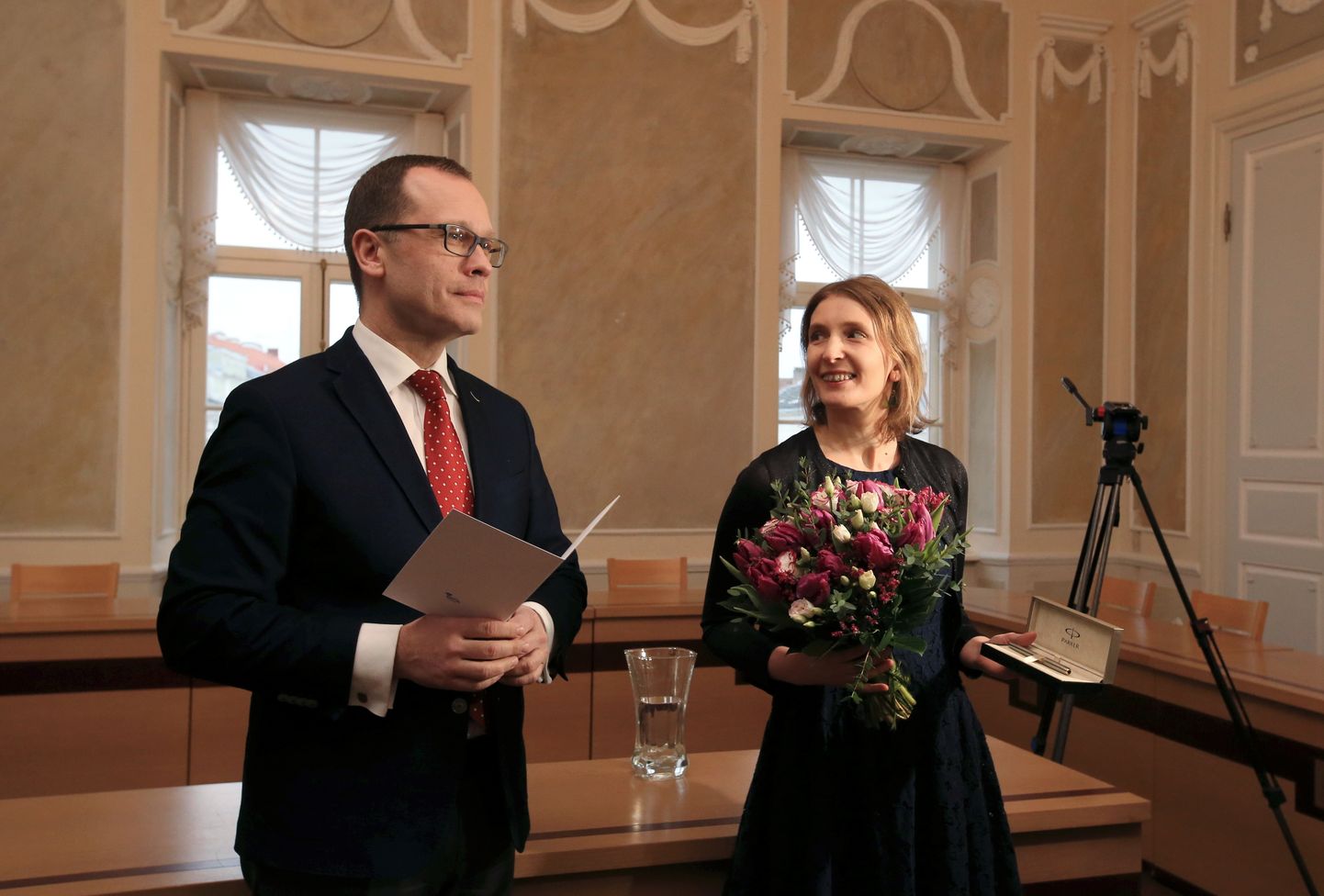 Tartu linnapea Urmas Klaas ja uus linnakirjanik Carolina Pihelgas.
