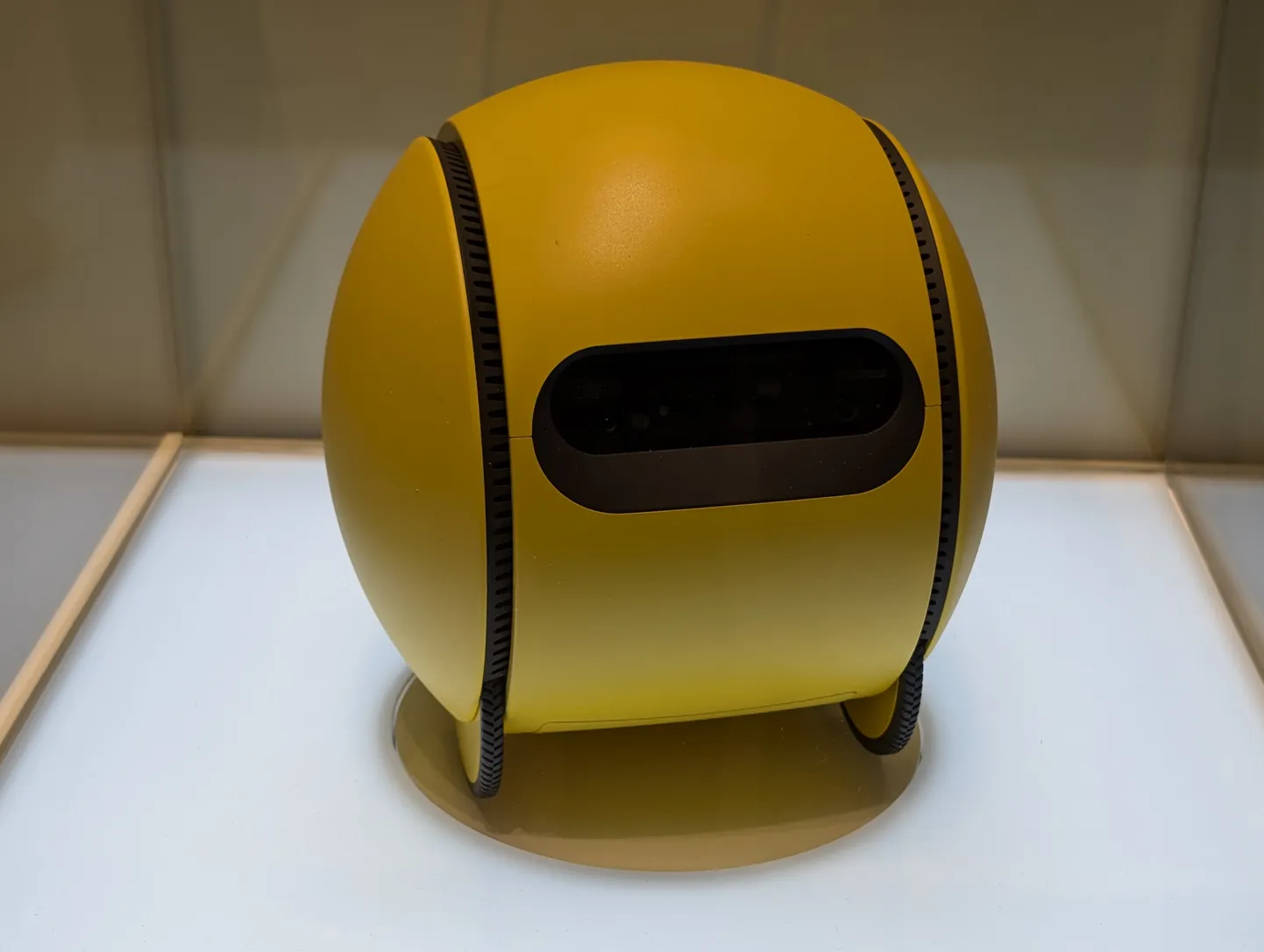 Samsungi uus veider robot Ballie on nagu ratastel projektor tehisintellektiga, mis kodus paljude asjadega hakkama saab.