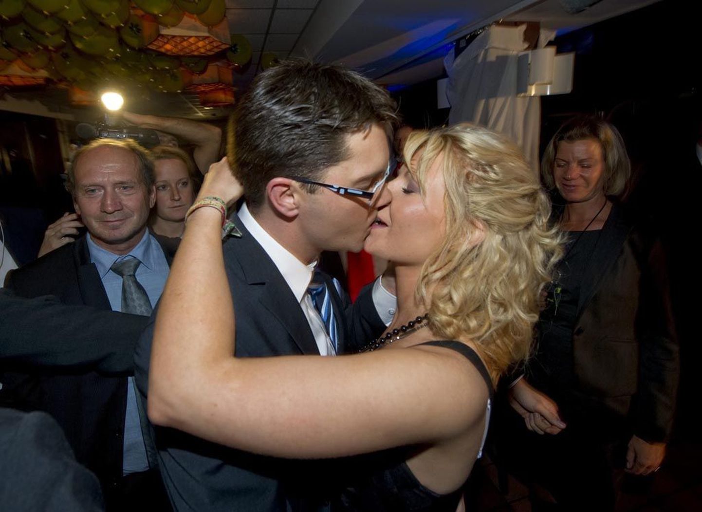 Erakonna Rootsi Demokraadid esimees Jimmie Åkesson kuumas suudlushoos oma sõbranna Louise Erixoniga.