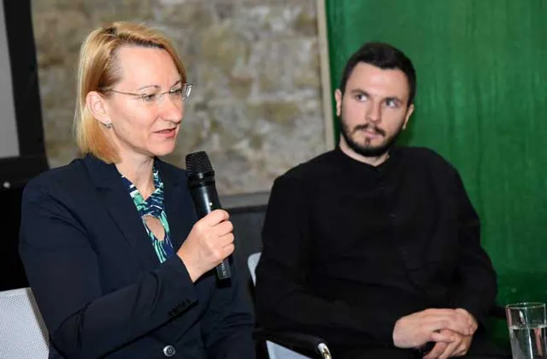Kultūras ministre Dace Melbārde un ekspozīcijas "Matter to Matter" autors Artūrs Analts piedalās preses konferencē Dekoratīvās mākslas un dizaina muzejā, kurā informē par Latvijas dalību "Londonas dizaina biennālē 2018"