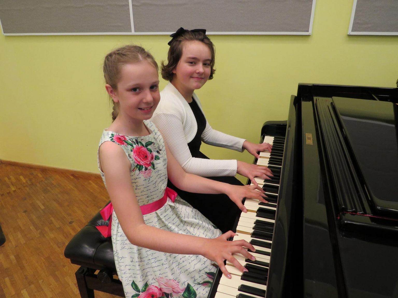 Klaveriõpilased Milana Doždeva (ees) ja
Milana Zotovych saavutasid kuni kümneaastaste kategoorias esikoha.