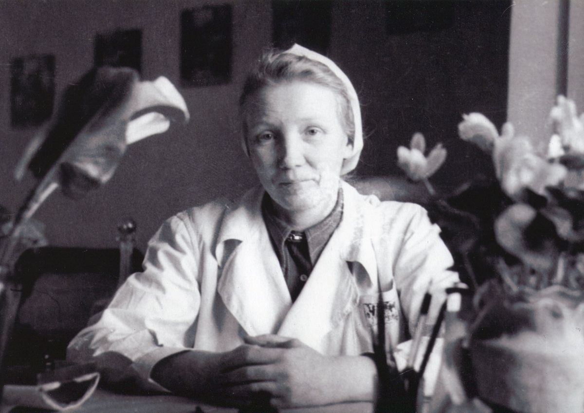 Dr Adda Mardna foto töölaua taga 60. sünnipäeva lilledega, THM F 5205, Eesti Tervishoiu Muuseum SA,