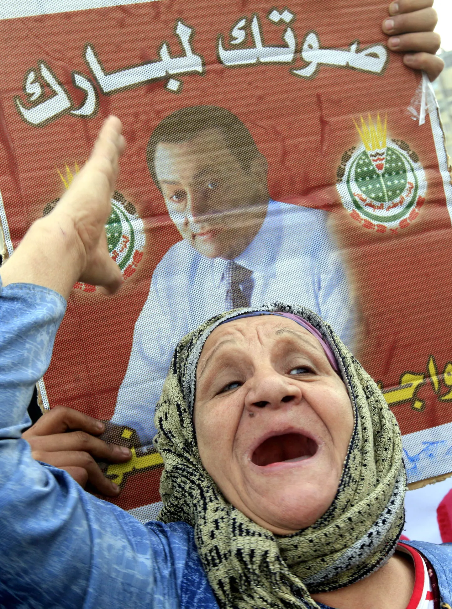 Пожилая женщина, сторонник Хосни Мубарака, скандирует лозунги в его поддержку. 1 февраля 2011 года, Каир.
