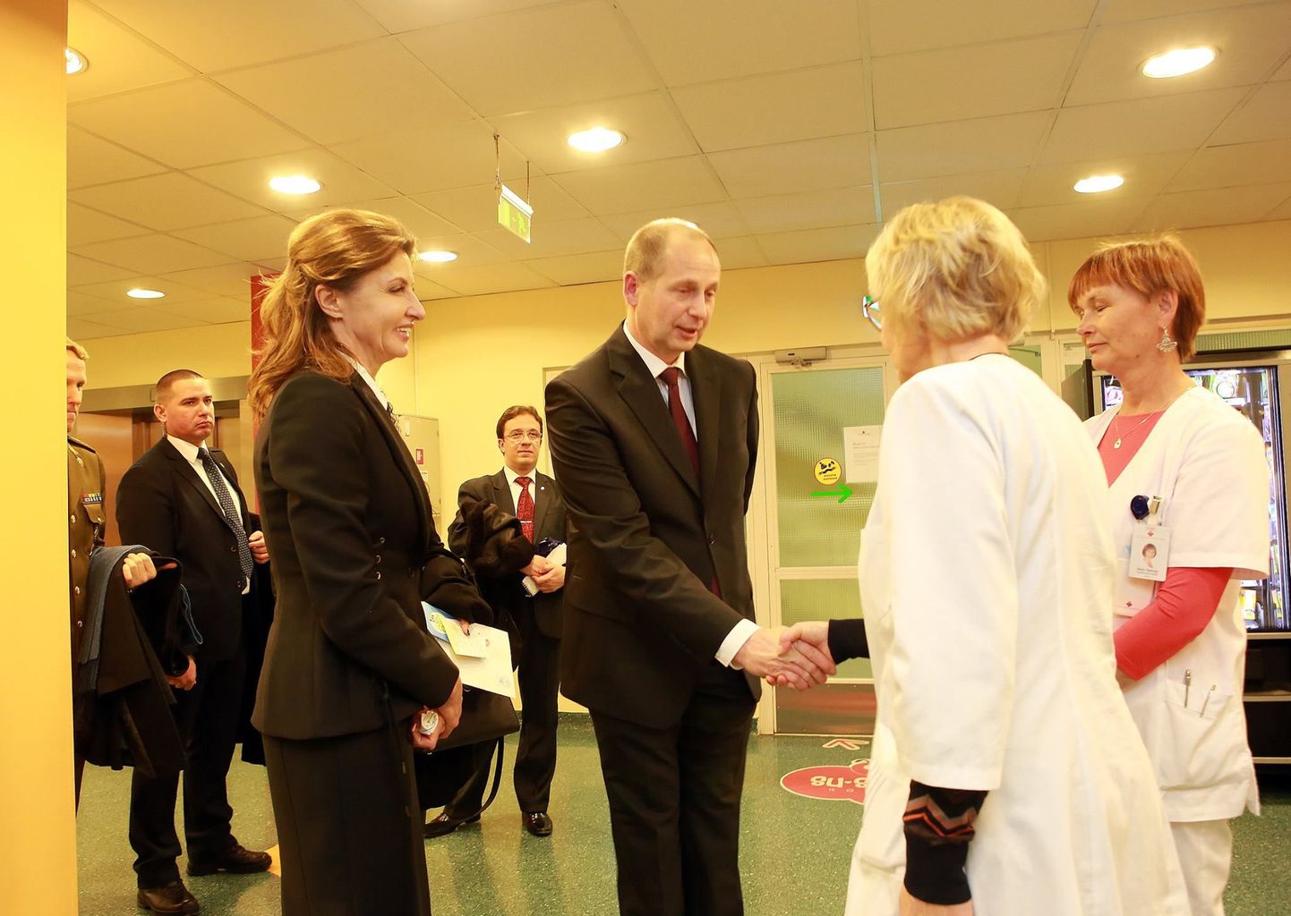 Жена украинского президента Марина Порошенко и муж Керсти Кальюлайд Георгий-Рене Максимовски посетили Центр душевного здоровья Таллиннской детской больницы.