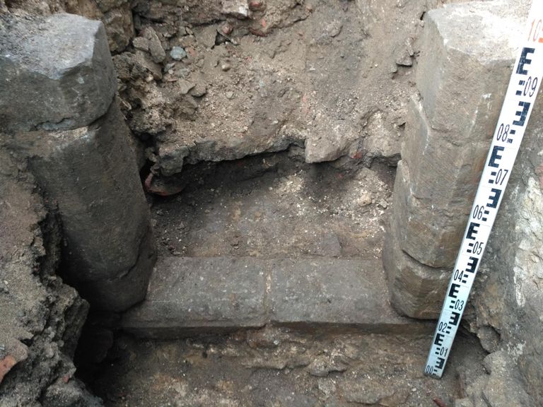Чуть ниже поверхности земли был найден хорошо сохранившийся средневековый подвальный портал.