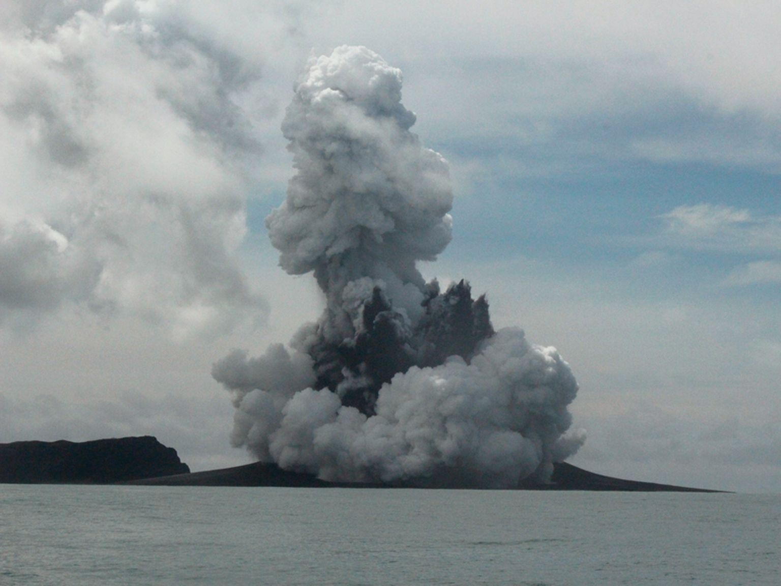 Tongal hakkas 15. jaanuaril purskama Hunga Ha’apai vulkaan ja pursked kestavad seni