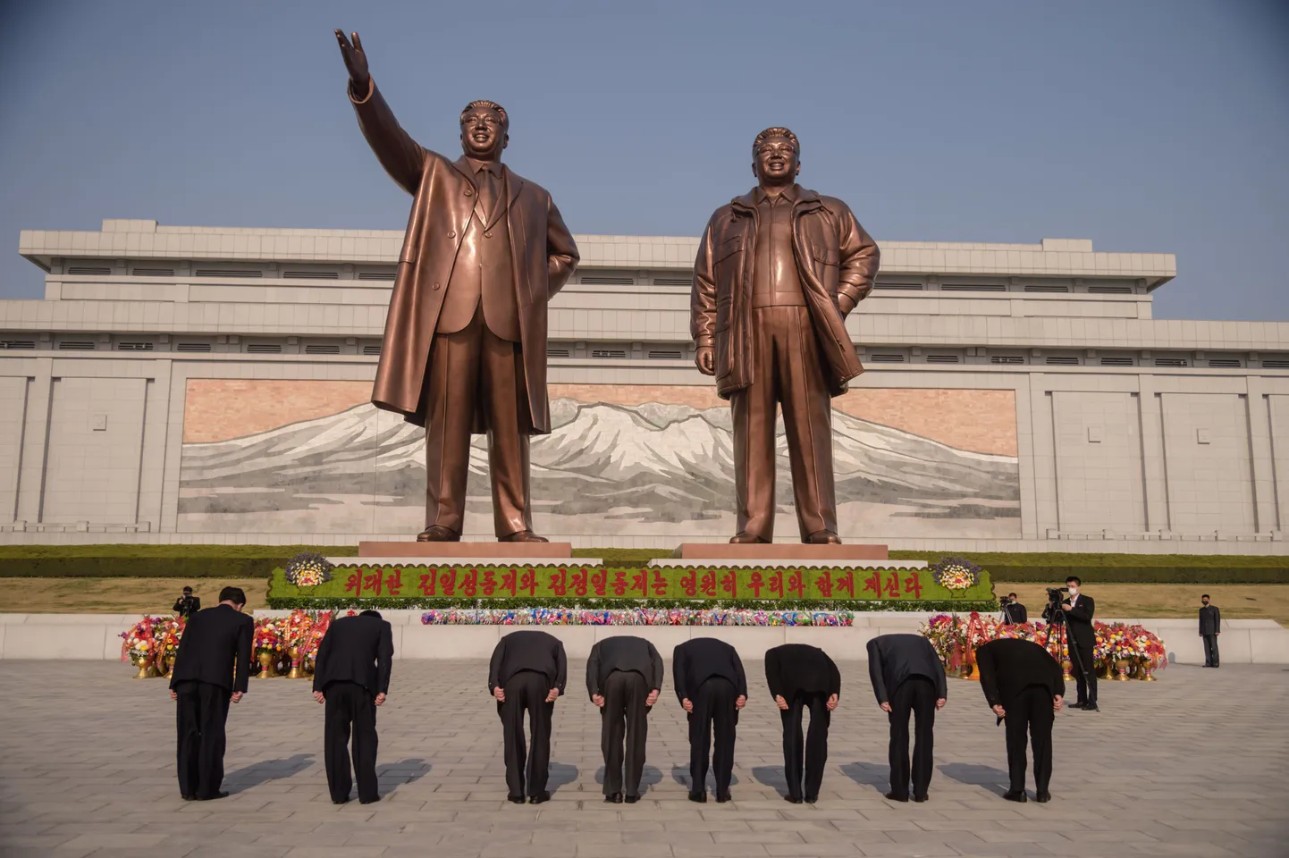 Inimesed kummardamas Põhja-Korea endiste liidrite Kim Il-sungi ja Kim Jong-ili kujude ees Pyongyangis.