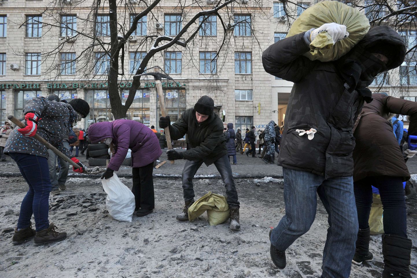 Täna kuulutati küll õhtuni välja vaherahu, ent Kiievi tänavatel valmistusid meeleavaldajaid kive kogudes jätkuvateks rahutusteks.