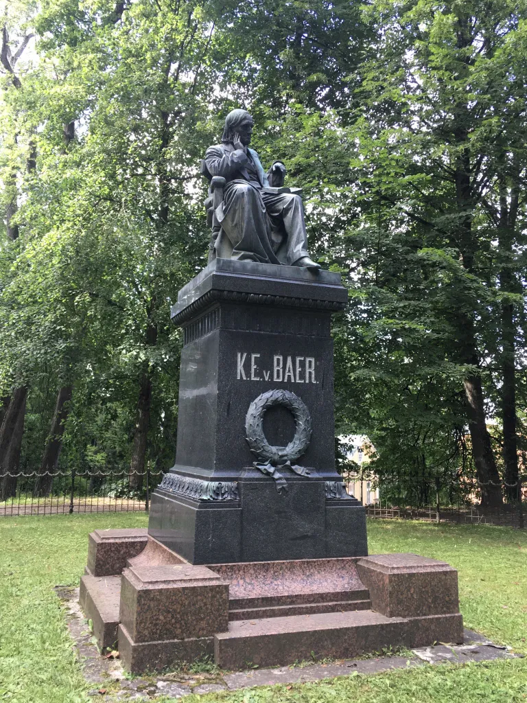 Памятник К.Э. фон Бэру. Скульптор: А.М. Опекушин.