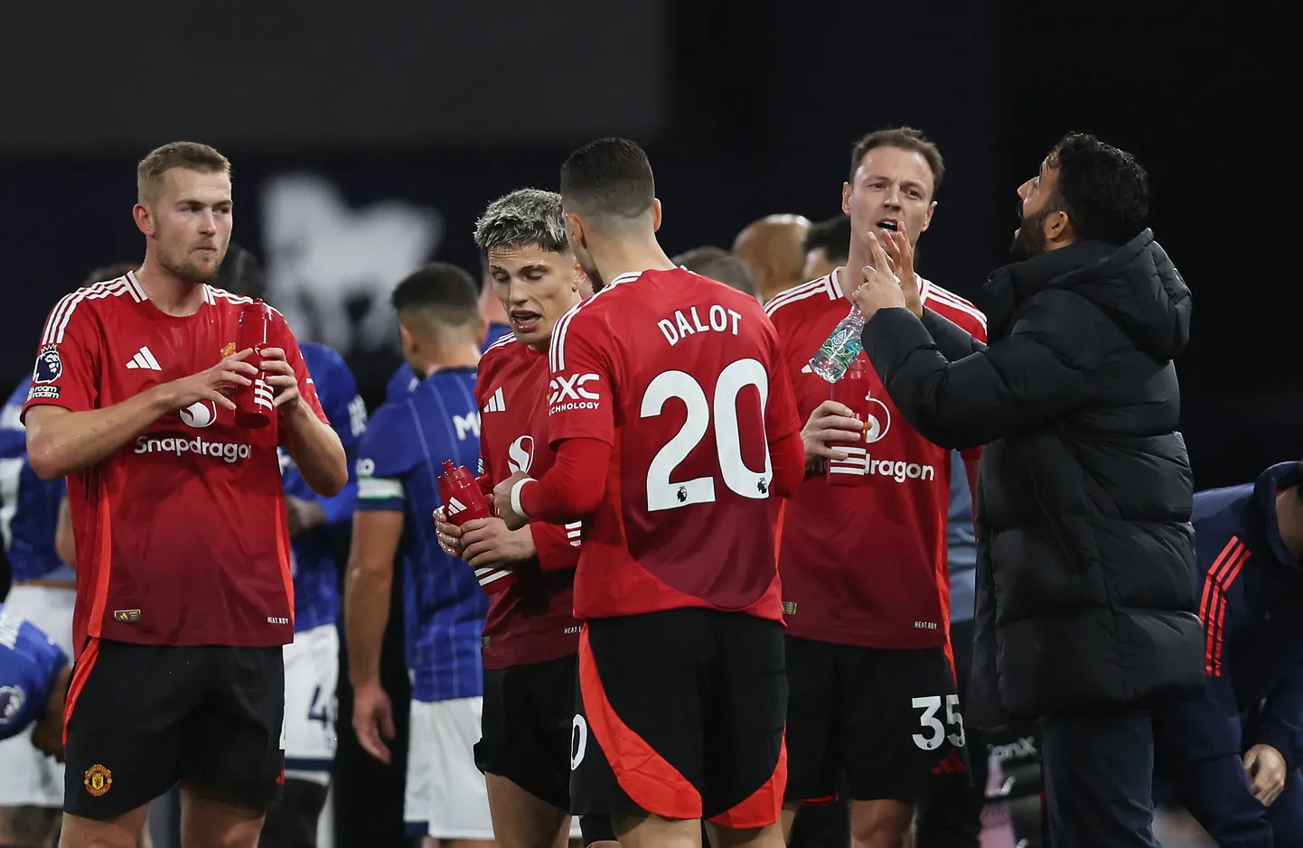 Manchester Unitedi jalgpallur Matthijs de Ligt (vasakul) kuulab, mida peatreener Ruben Amorimil öelda on.