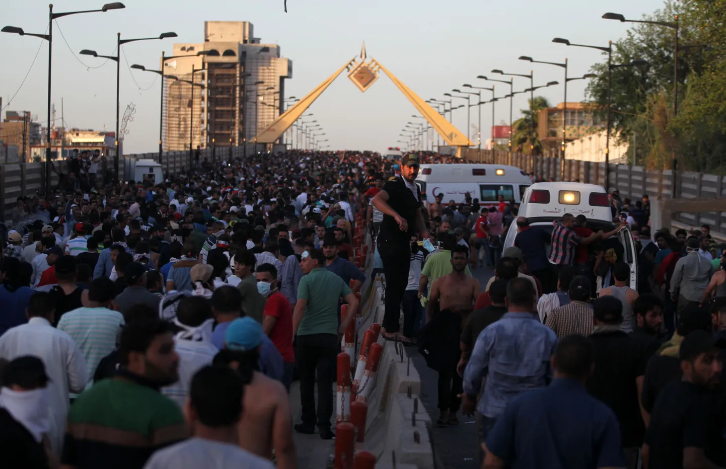 Meeleavaldajad reedel Bagdadi Rohelisest tsoonist lahkumas.