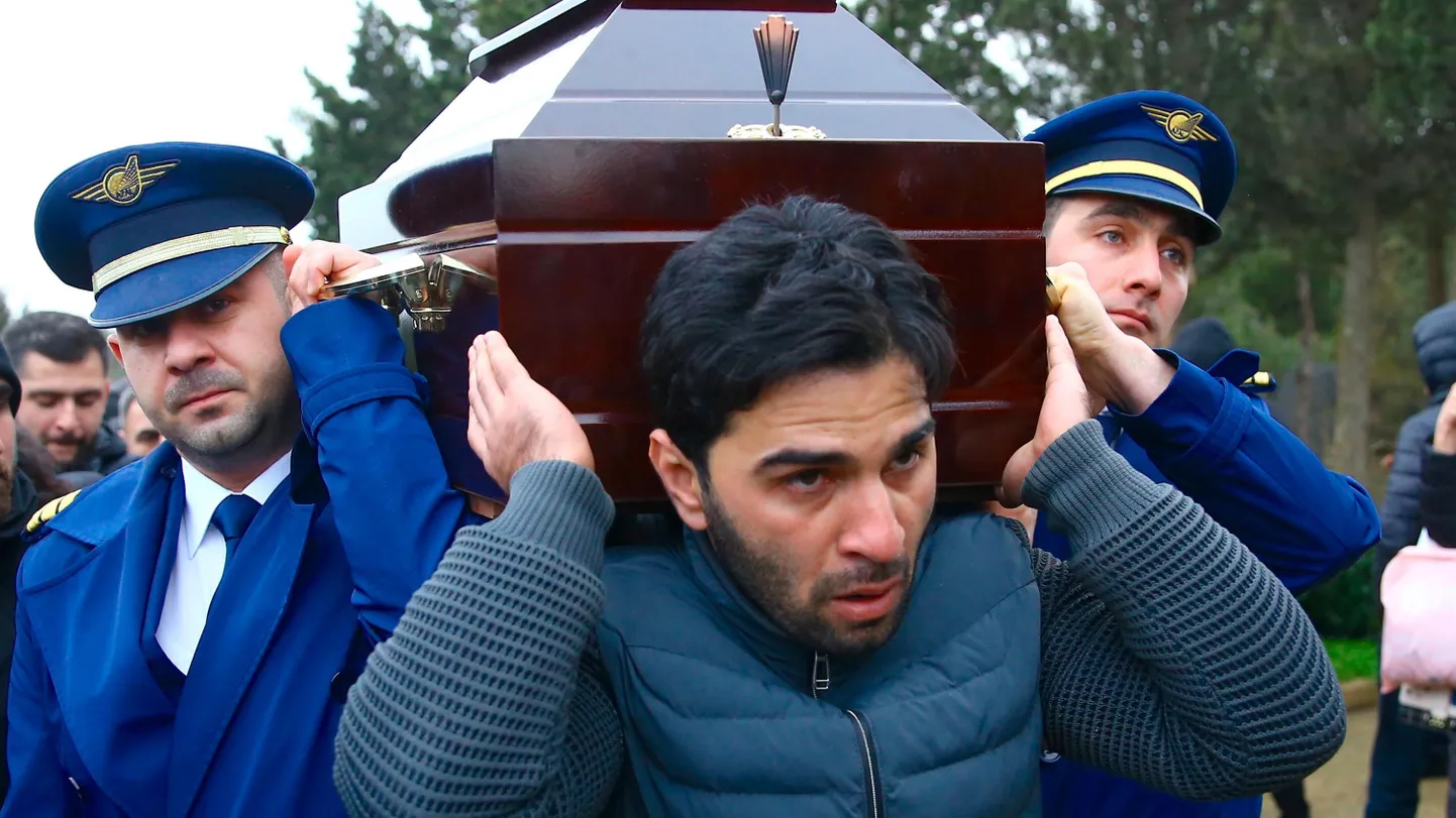 Погибших членов экипажа разбившегося самолета AZAL хоронили с почестями