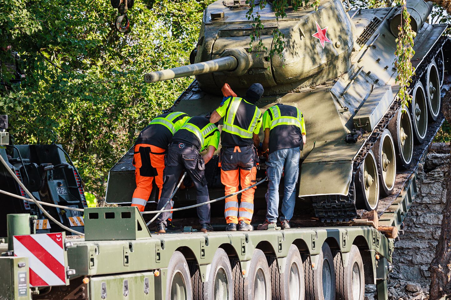 Мемориал создан в ответ на демонтаж аналогичного памятника в Нарве властями Эстонии. На фото: демонтаж Нарвского танка.