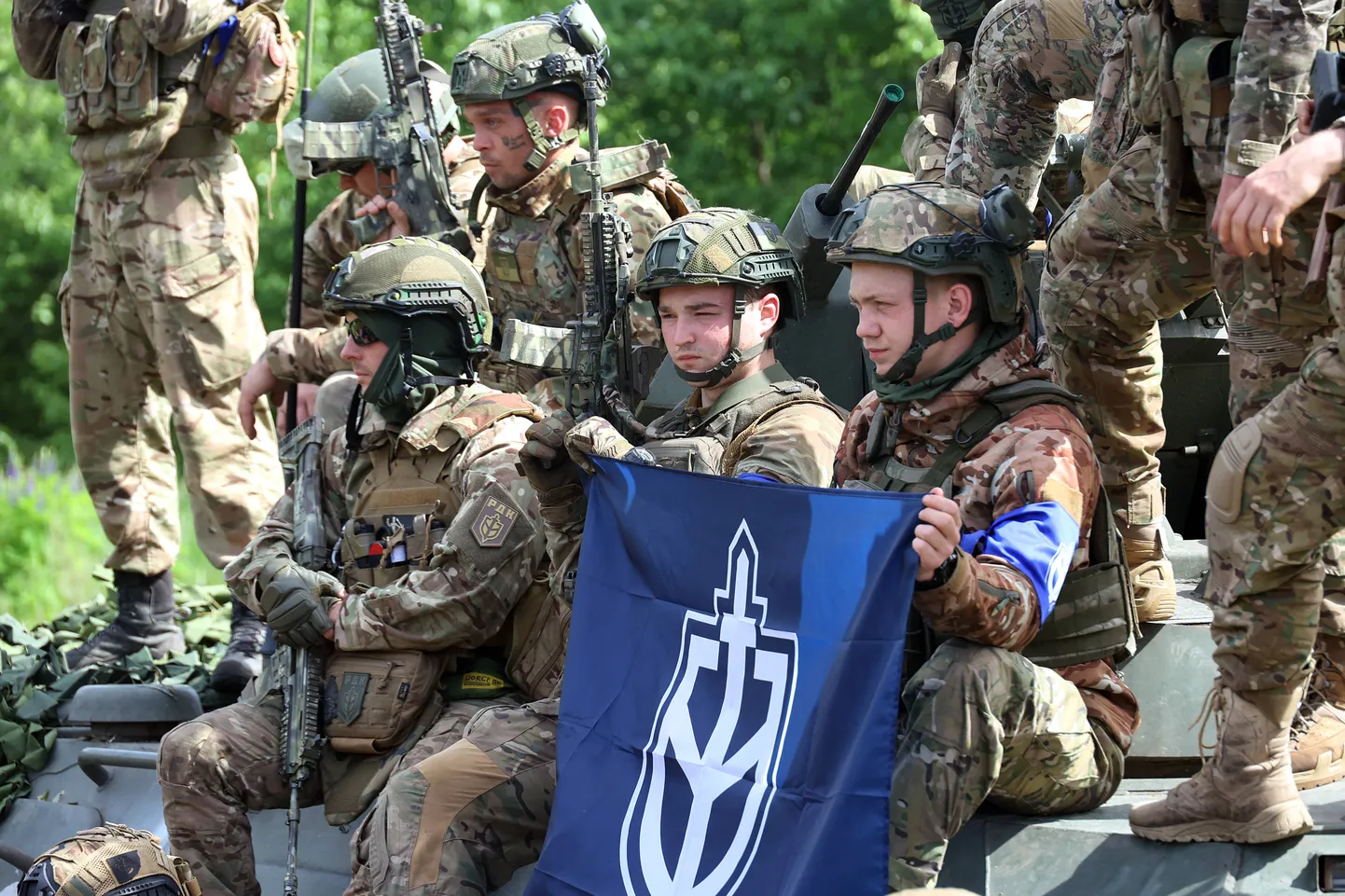 Vene Vabatahtlike Korpuse sõdurid poseerivad Ukrainas Sumõ oblastis 24. mail 2023.