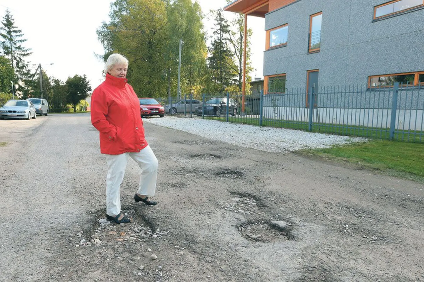 Kulli tänava elanik Ilma Kiljak näitas suuri löökauke oma koduvärava juures. «Olukord on jube,» hindas ta.
