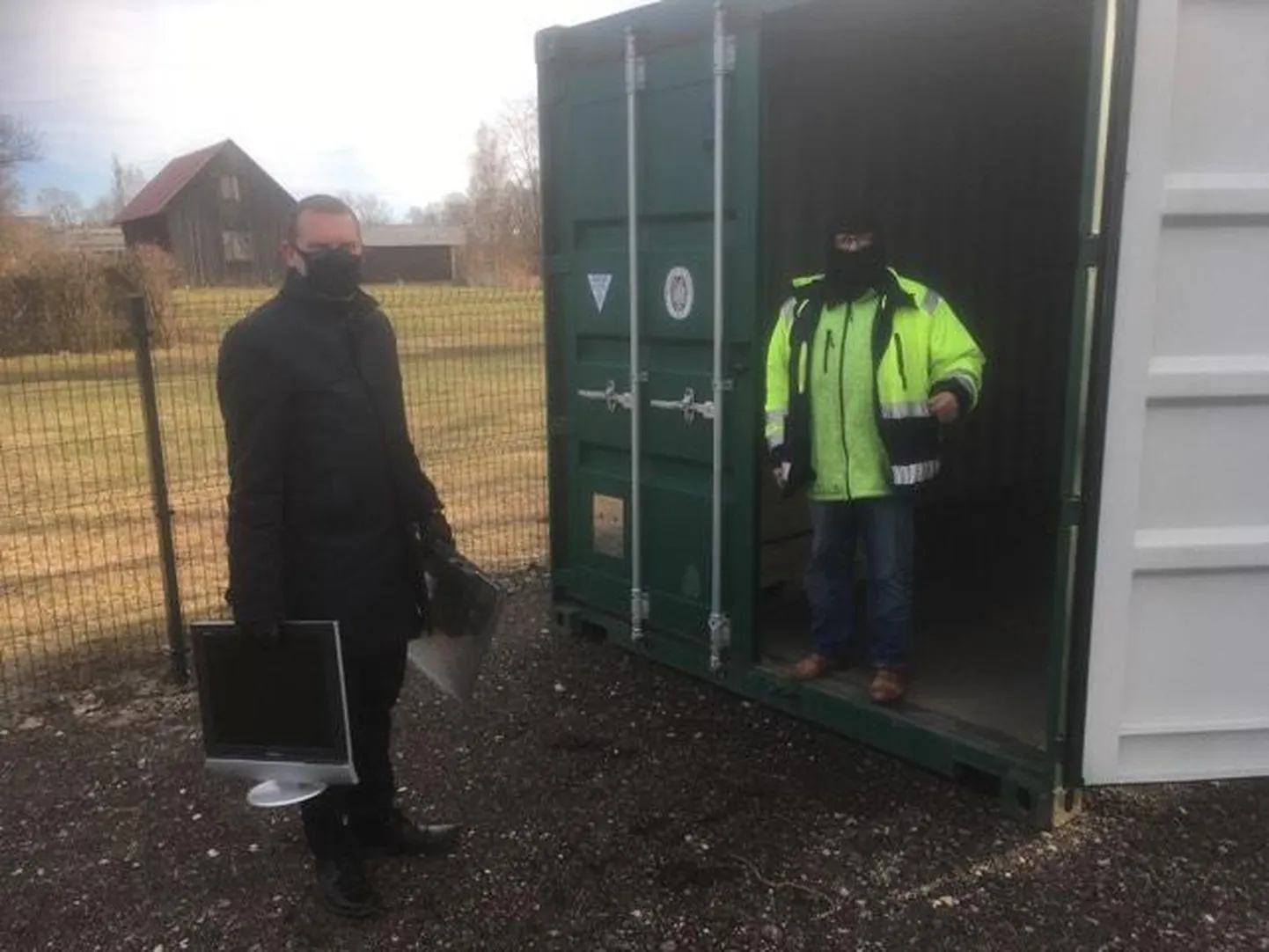 Pärnu linnapea Romek Kosenkranius viis täna avatud Vana-Sauga jäätmepunkti vanu elektroonikajäätmeid.