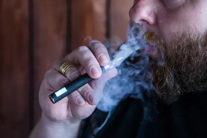 Mees e-sigaretti tõmbamas.