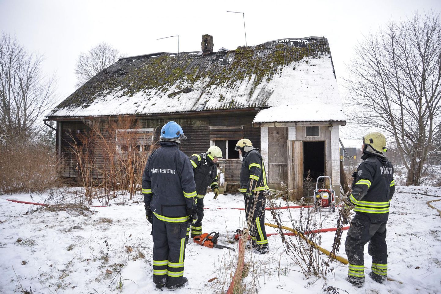 Pühapäeval hommikul põlenud mahajäetud majast tõid päästjad välja joobnud mehe.