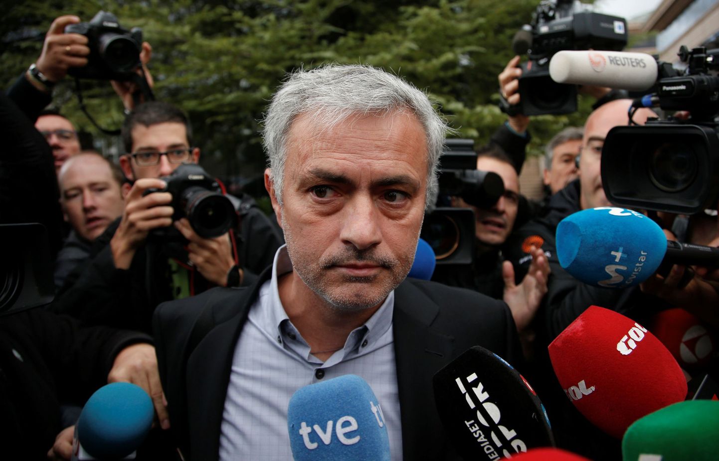 Kohtus käinud Jose Mourinho ajakirjanike piiramisrõngas.