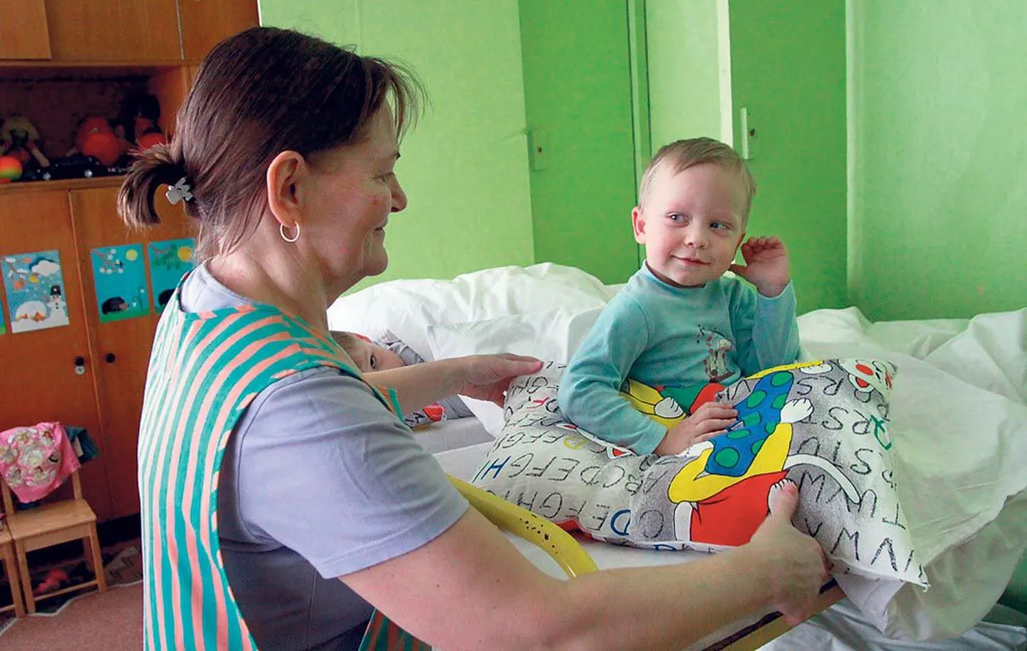 Kolmeaastasel Ralfil on põnevust palju, kui õpetaja abi Helena Kuusik ta voodisse uhiuut patja sätib.