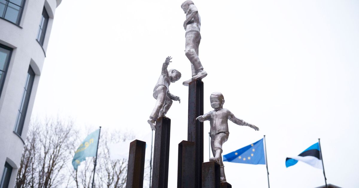 Vaata, milline kunstiteos kaunistab Narva Eesti gümnaasiumi Vaata, milline kunstiteos kaunistab Narva Eesti gümnaasiumi