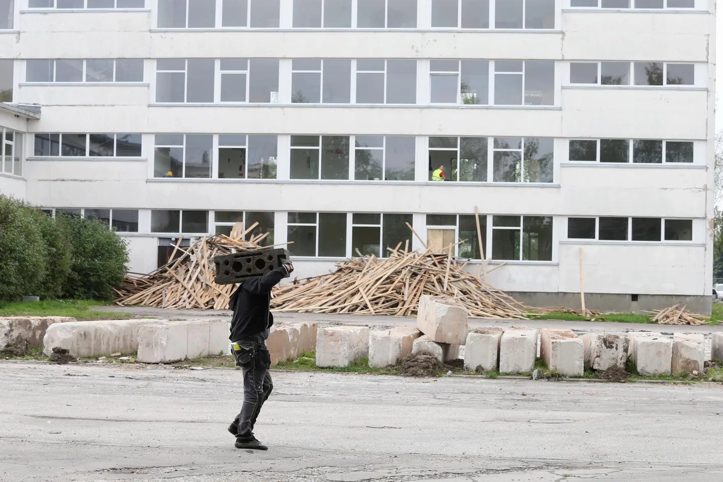Variku kooli võimla on juba lammutatud, nüüd on tööjärg õppehoones. Koolimaja remont peab valmis saama vähem kui aasta pärast. Eelmisel nädalal paigaldati kooli ümber ehituspiirded.