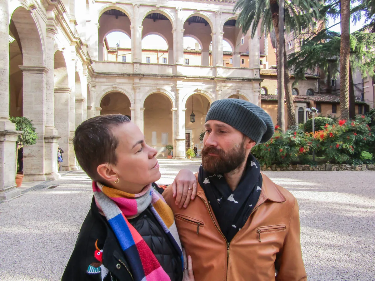 Ene-Liis Semper ja Tiit Ojasoo Rooma antiikses südames asuvas Palazzo Venezia sisehoovis.