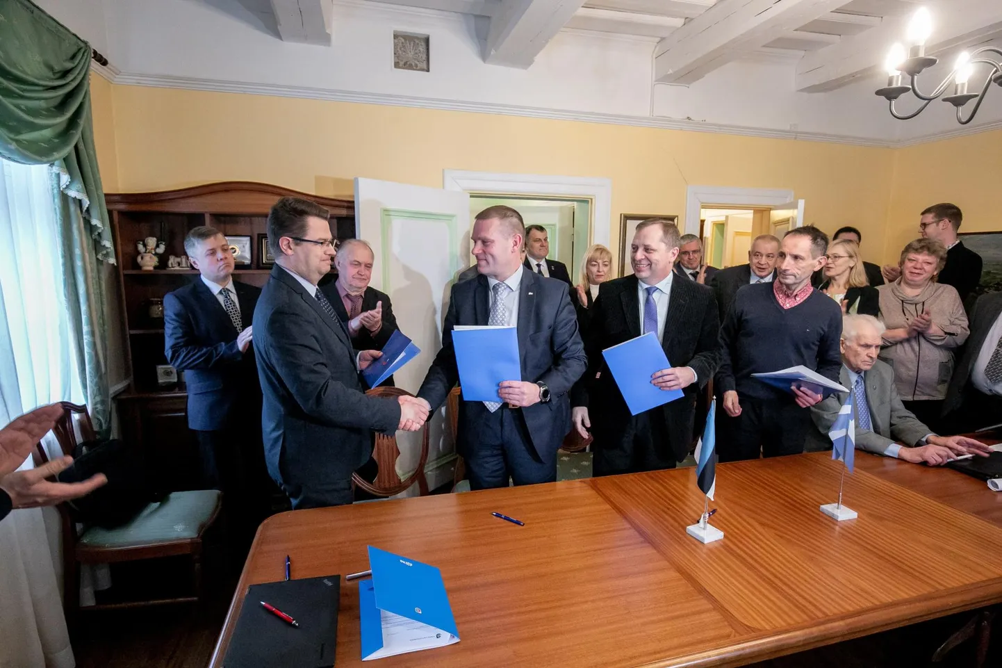 Valimisliidu Pärnu Ühendab juht Romek Kosenkranius, Keskerakonna Pärnu piirkonna esimehe kohusetäitja Marko Šorin, Eesti Konservatiivse rahvaerakonna Pärnumaa ringkonna aseesimees Heldur Paulson ja Pärnu linnavolikogu Isamaa fraktsiooni liige Meelis Kukk kirjutasid linnakodaniku majas alla koalitsioonileppele.