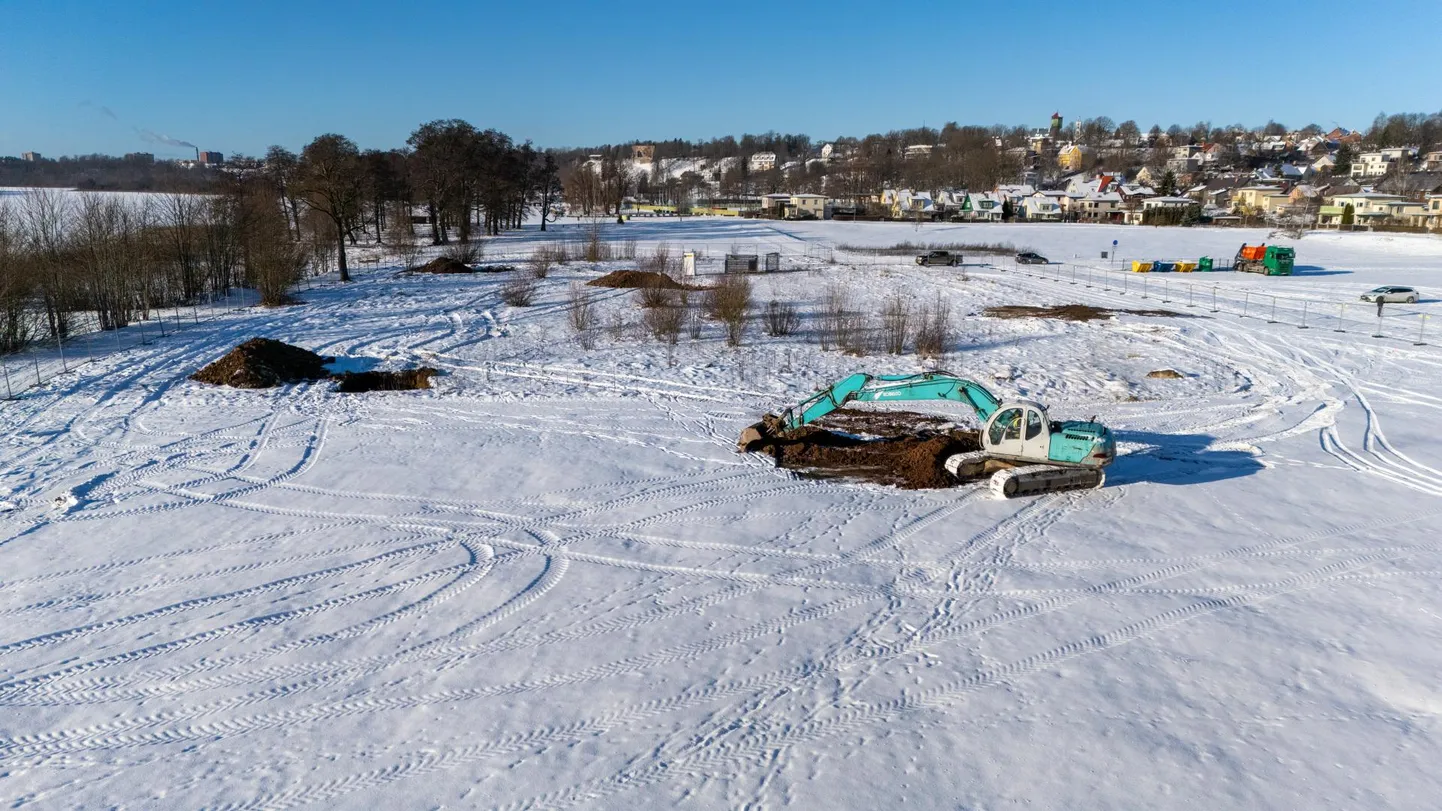Ehitaja kaevas järve äärde mitu auku, et uurida tulevase ehituse alla jäävat pinnast.