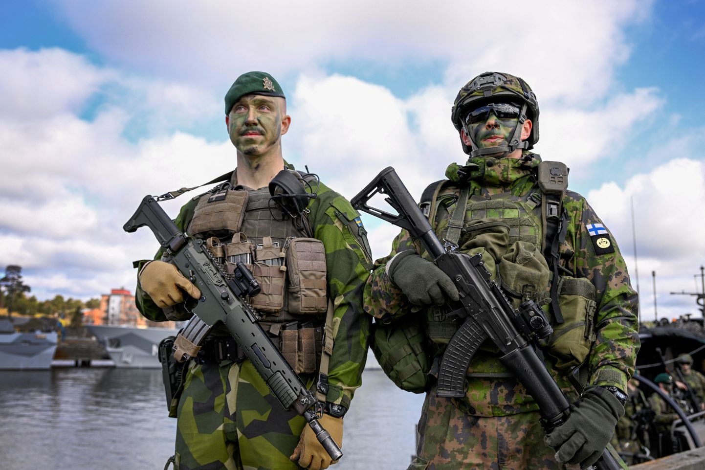 Somijas un Zviedrijas karavīri kopā militāro mācību "Aurora 23" laikā Berga jūras spēku bāzē netālu no Stokholmas