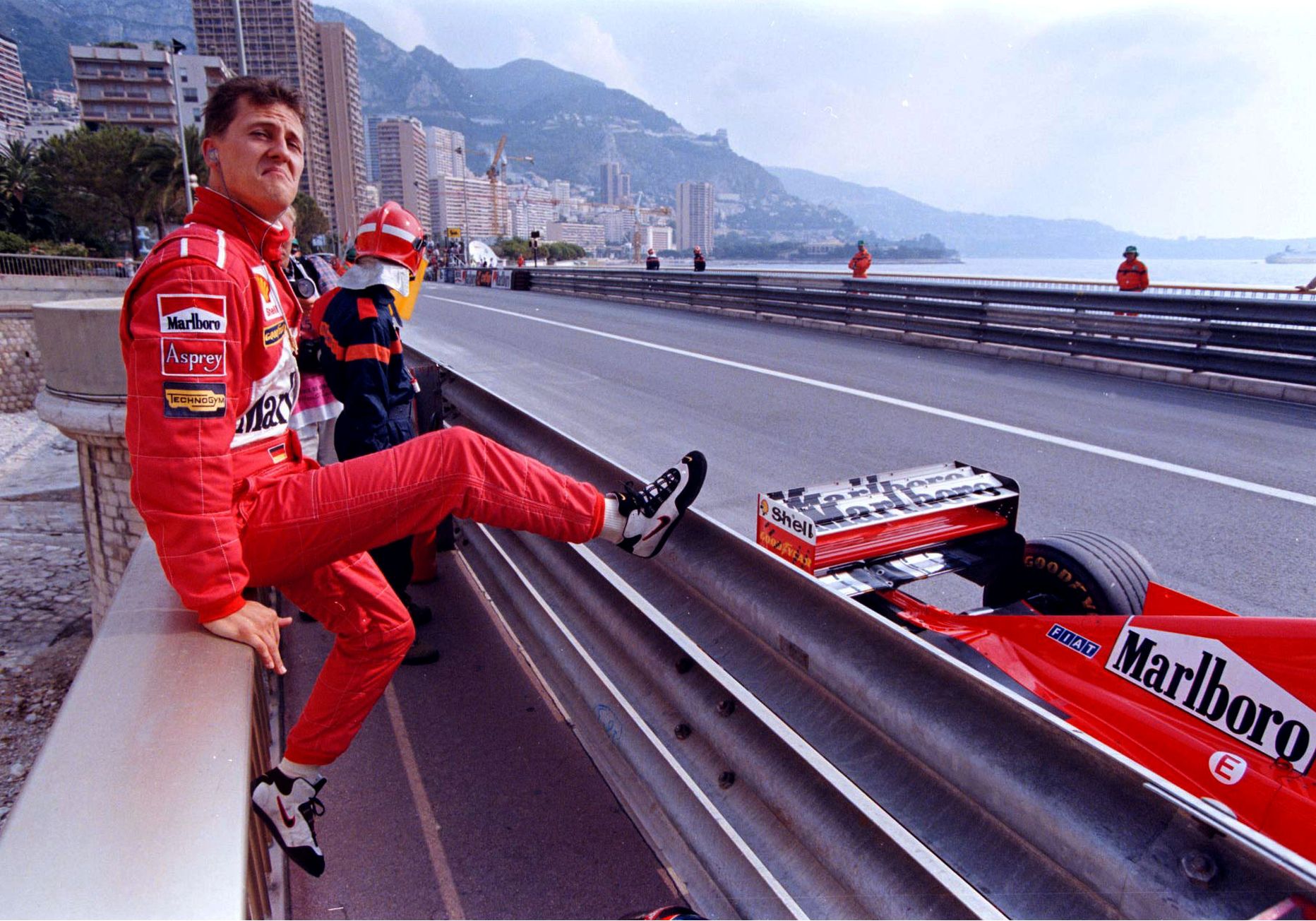 Vormel-1 meeskonna Ferrari piloot Michael Schumacher 23. mail 1998 Monaco osavõistlusel pärast edukat kvalifikatsioonisõitu