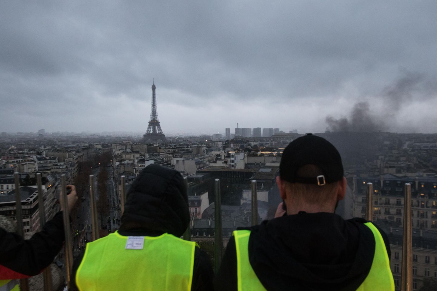 Kollastes ohutusvestides meeleavaldajad eelmisel nädal Pariisis, taamal Eiffeli torn.