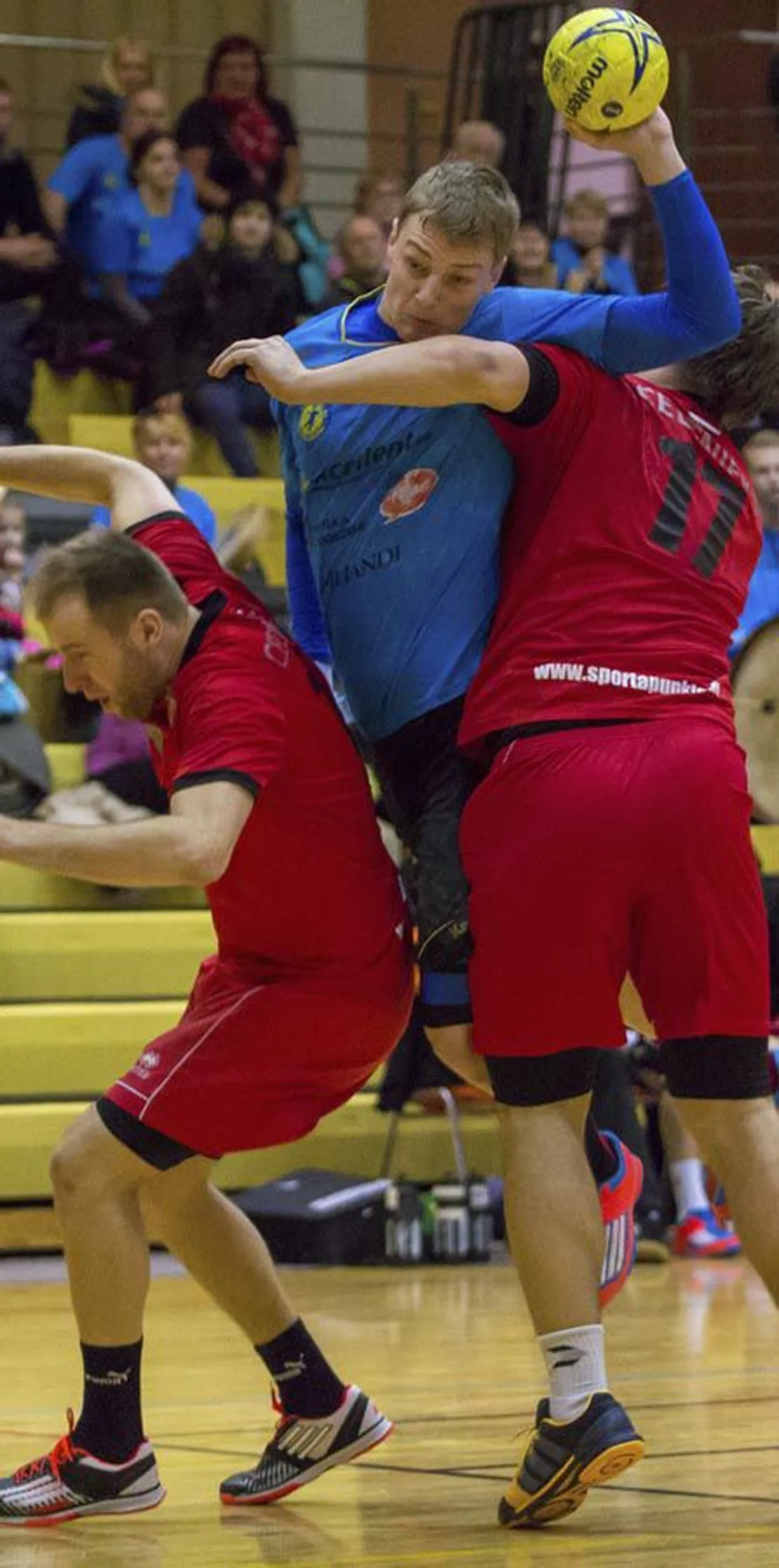 Viljandi käsipalliklubi teenis nädalavahetusel Balti liigas kaks võitu ning tagas endale koha nelja tugevama turniiril. Pildil on pärast vigastusest tingitud neljanädalast pausi ründamas mängujuht Karl Roosna.
