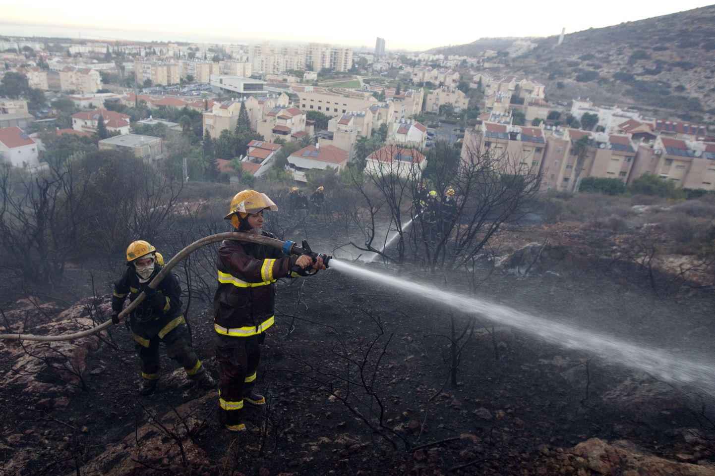 Iisraeli tuletõrjujad Haifa lähedal.