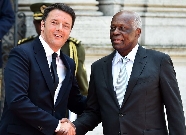 Bijušais Itālijas premjers Mateo Renci un bijušais Angolas prezidents Žuzē Eduardu duš Santušs. 2015.gads