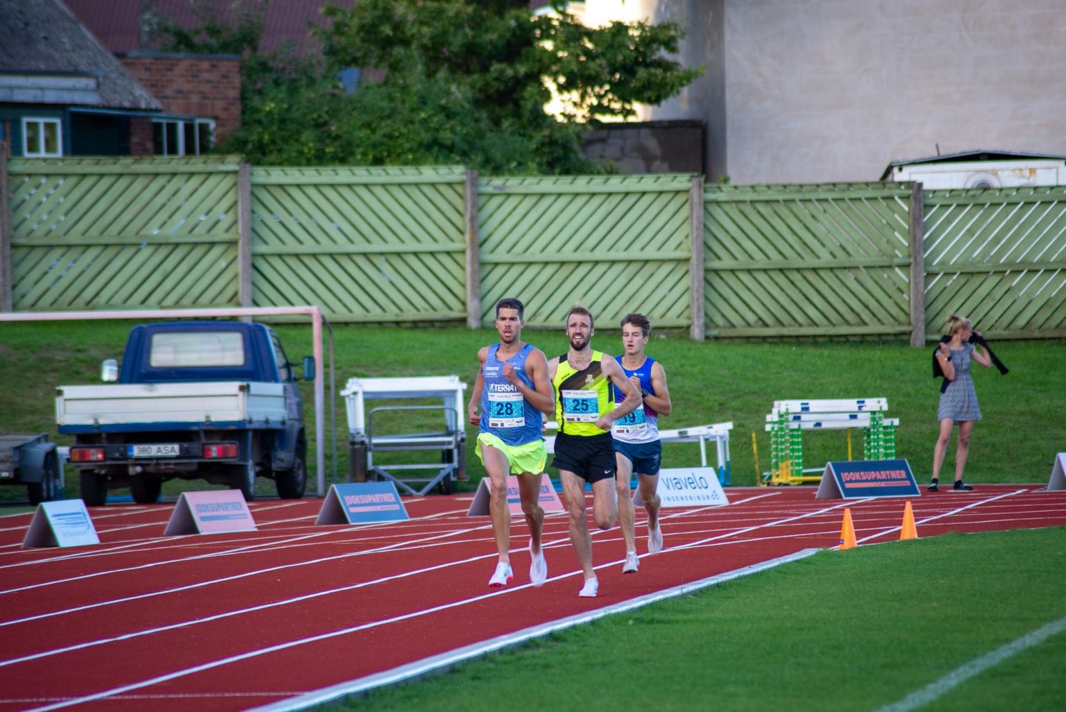 Eesti staadionijooksu sarja kuuenda etapi 3000 meetri jooksu kolmapäeval Viljandis võitis meeste arvestuses Karel Hussar Olavi Allase ja Kalev Hõlpuse ees.