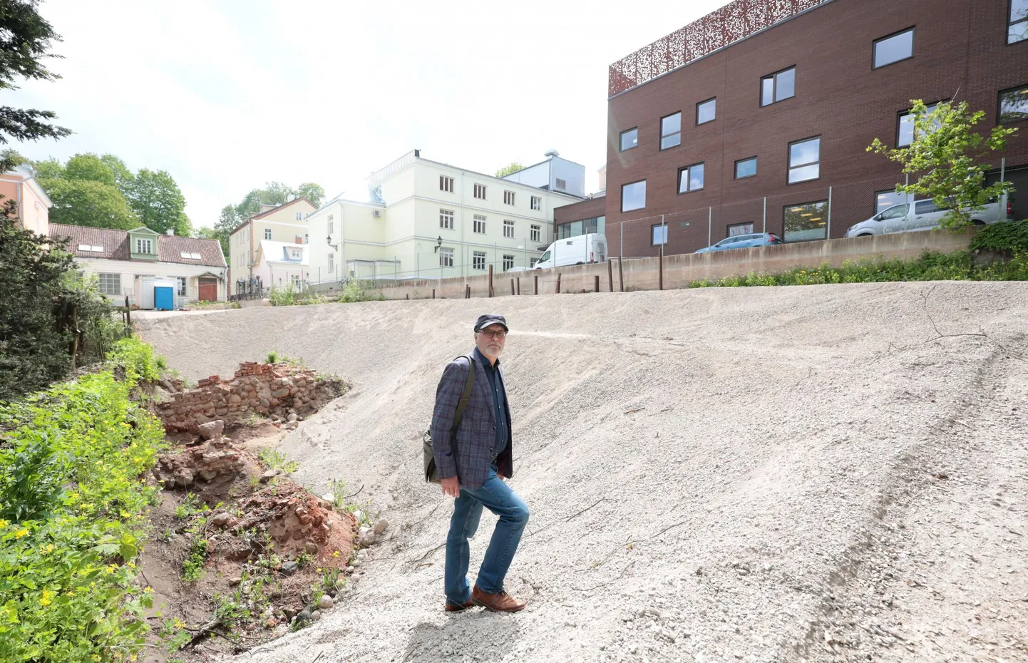 Arheoloog Rünno Vissak oli eile Lossi 11 ja 13 krundil, kus peatselt jätkuvad väljakaevamised enne taamal paistvate keskaegsete müüride lammutamist, et teha ruumi uute majade parklakorrusele.