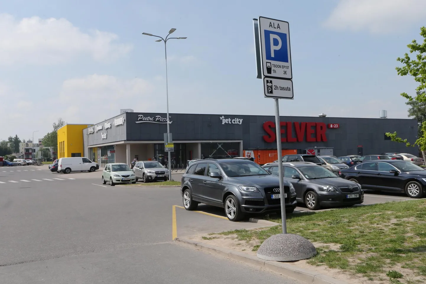 Esimeseks kaheks tunniks on parkimine tasuta, hiljem tuleb maksta mobiiliga. Automaati Veeriku keskuse parklas ei ole.