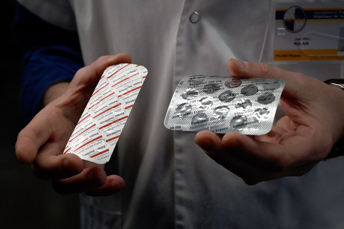 Marseilles' teadusinstituudi töötajad näitavad hüdroksüklorokviini sisaldava Nivakiini ja klorokviini sisaldava plakvenüüli tablette.