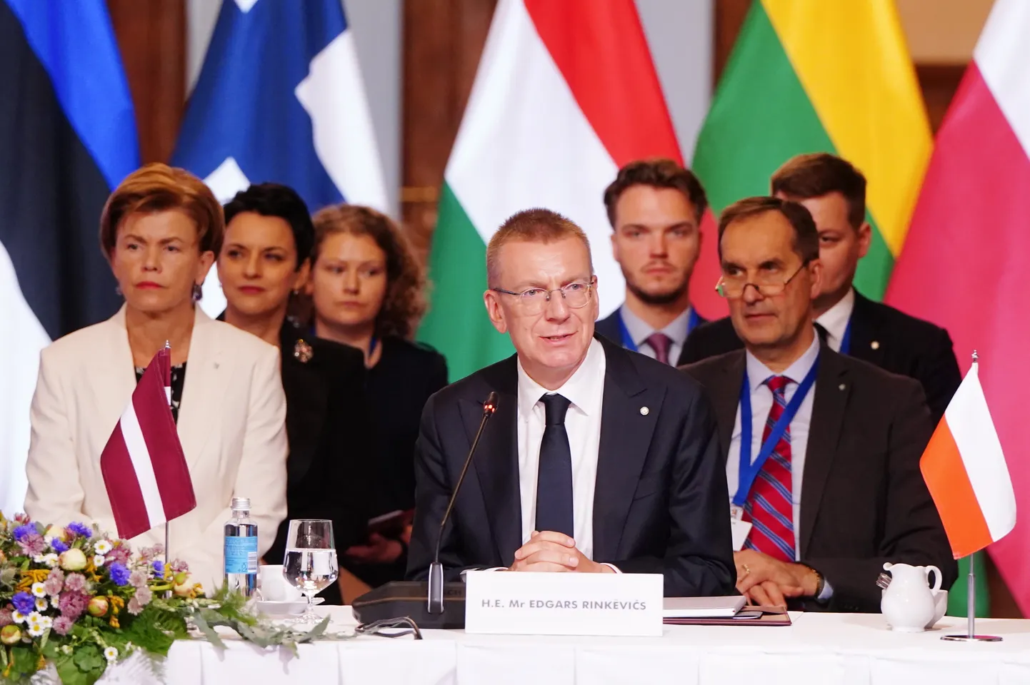 Ārlietu ministre Baiba Braže un Latvijas prezidents Edgars Rinkēvičs piedalās NATO Austrumu flanga valstu samita atklāšanas pasākumā Rīgas pilī.