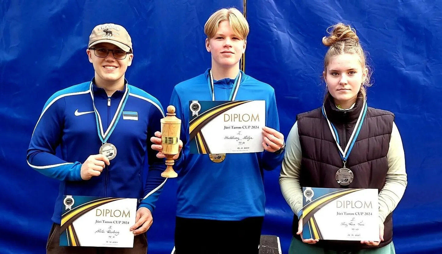 Tõrva spordiklubi Viraaž noor vasaraheitja Matthias Kalja (keskel) saavutas oma vanusegrupis esikoha.