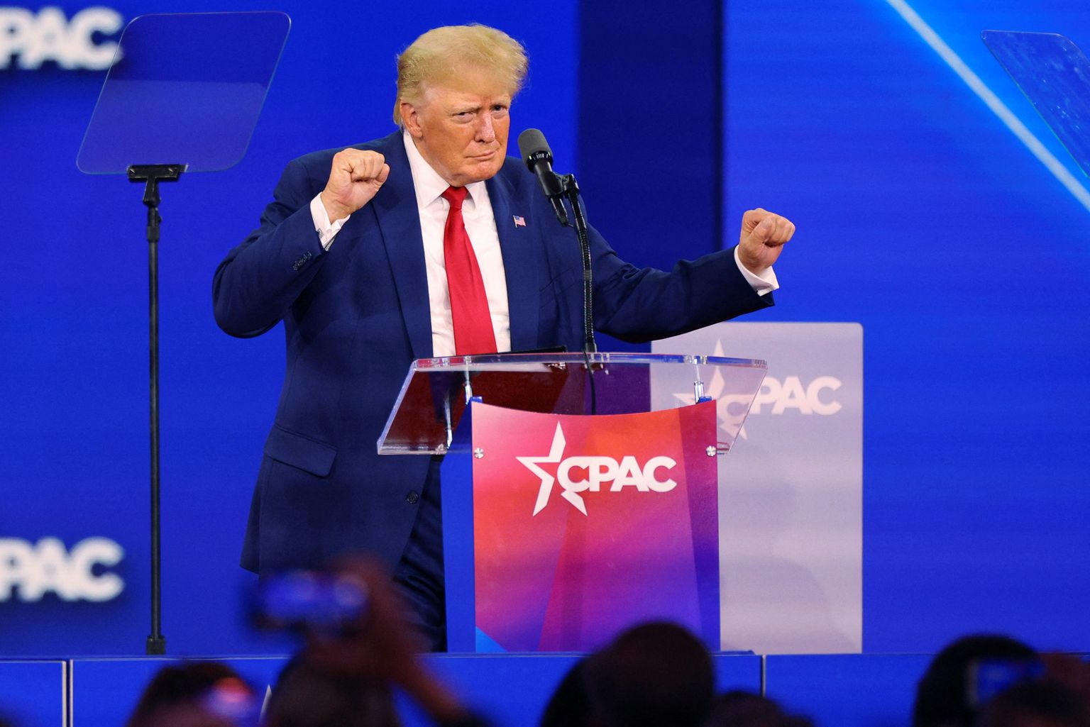 Endine USA president Donald Trump tantsib laval pärast Dallases toimunud konservatiivide poliitilisel tegevuskonverentsil (CPAC) peetud kõnet.